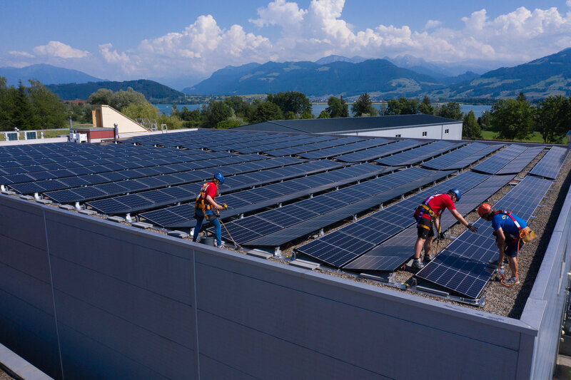 Flachdach mit Solarpanelen unter Verwendung des AeroFix_Latch Systems